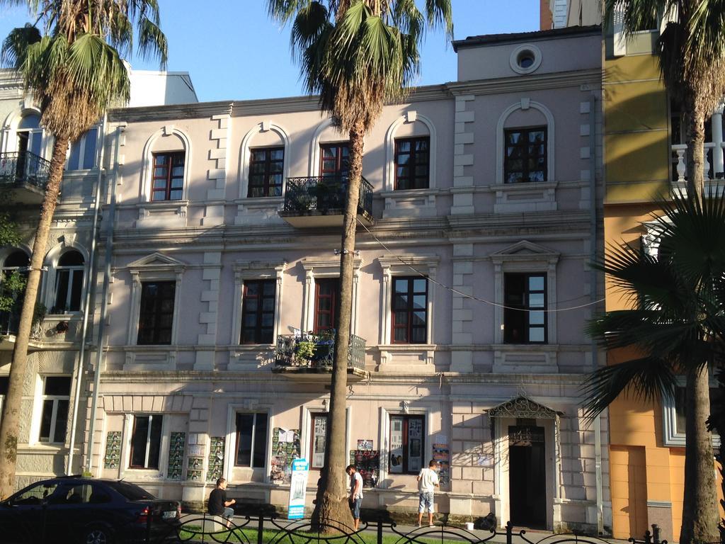 Cheap And Chic Apartment Batumi Exterior photo